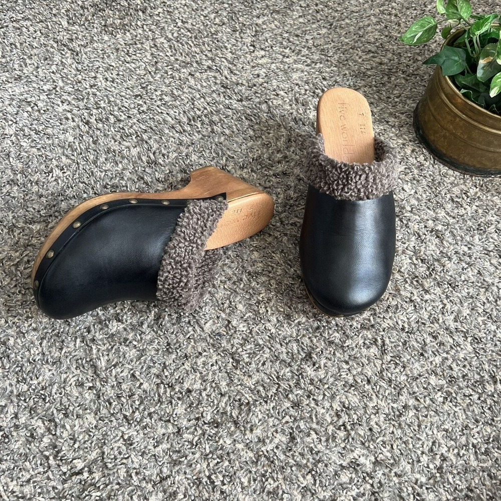 FIVE WORLDS Anthropologie Black Leather Studded Clogs Faux Fur Lined Size 7